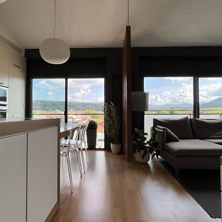 Atico De Diseno Con Terraza En El Centro De Olot Apartment Luaran gambar