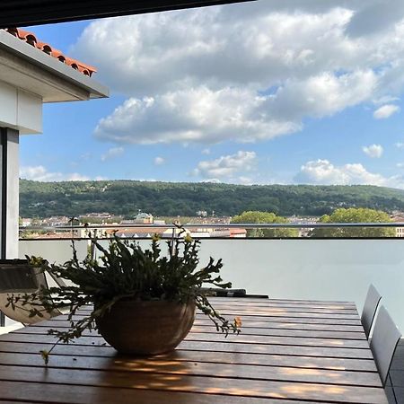 Atico De Diseno Con Terraza En El Centro De Olot Apartment Luaran gambar