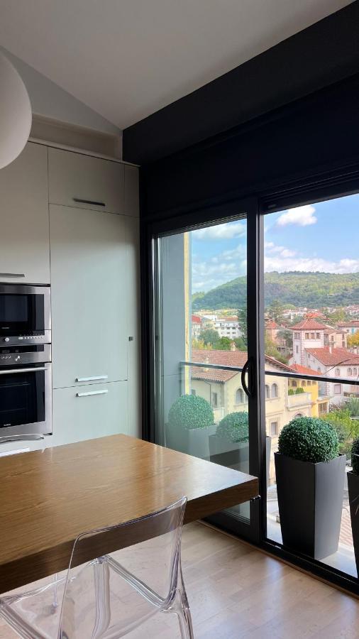 Atico De Diseno Con Terraza En El Centro De Olot Apartment Luaran gambar