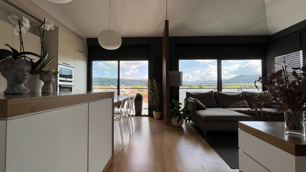 Atico De Diseno Con Terraza En El Centro De Olot Apartment Luaran gambar