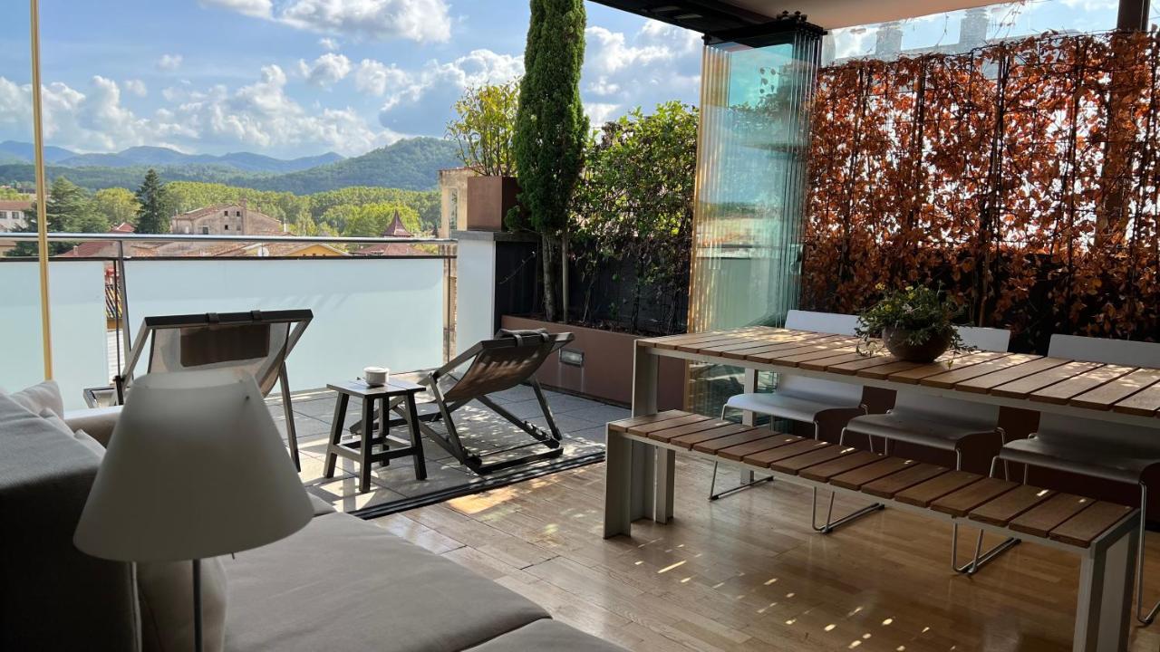 Atico De Diseno Con Terraza En El Centro De Olot Apartment Luaran gambar