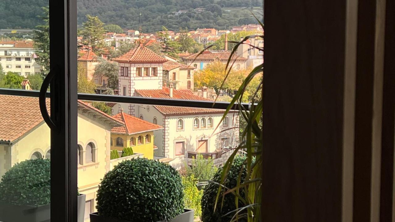 Atico De Diseno Con Terraza En El Centro De Olot Apartment Luaran gambar