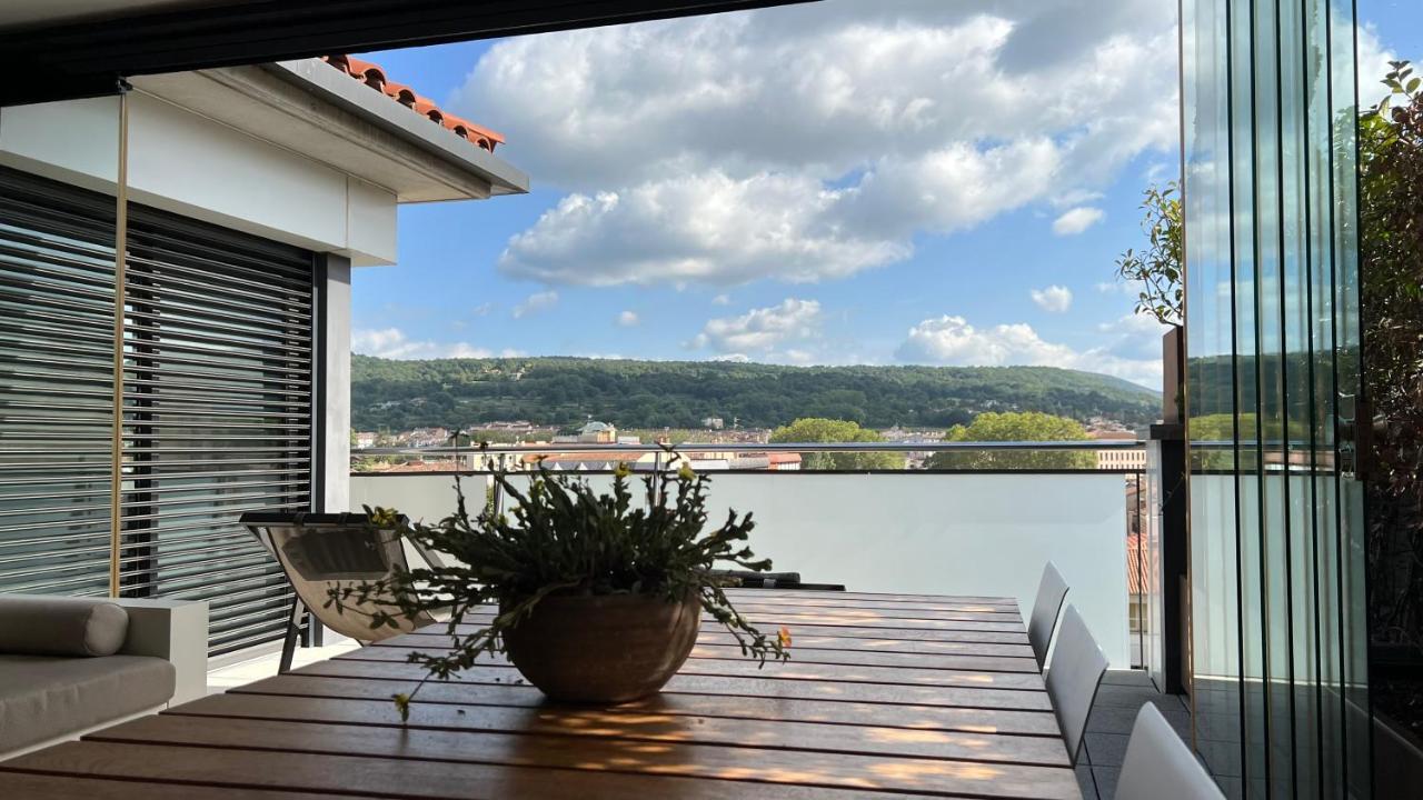 Atico De Diseno Con Terraza En El Centro De Olot Apartment Luaran gambar