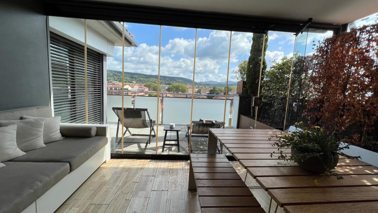 Atico De Diseno Con Terraza En El Centro De Olot Apartment Luaran gambar