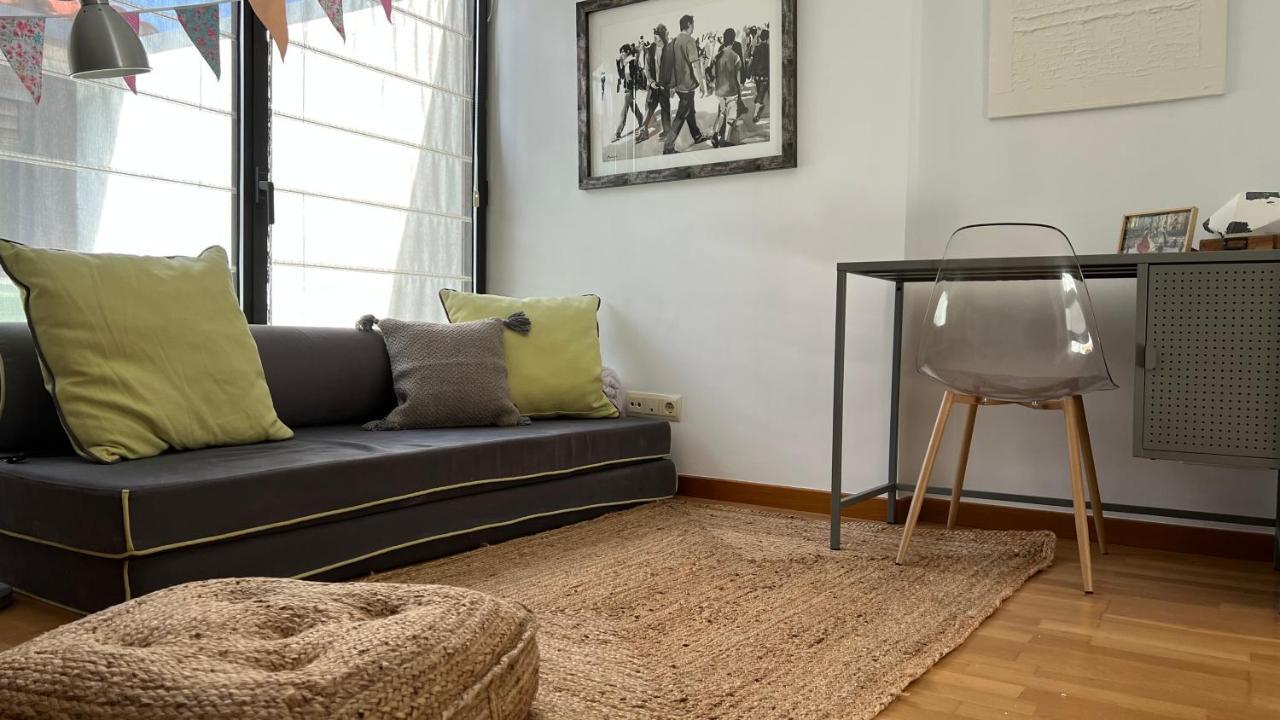 Atico De Diseno Con Terraza En El Centro De Olot Apartment Luaran gambar
